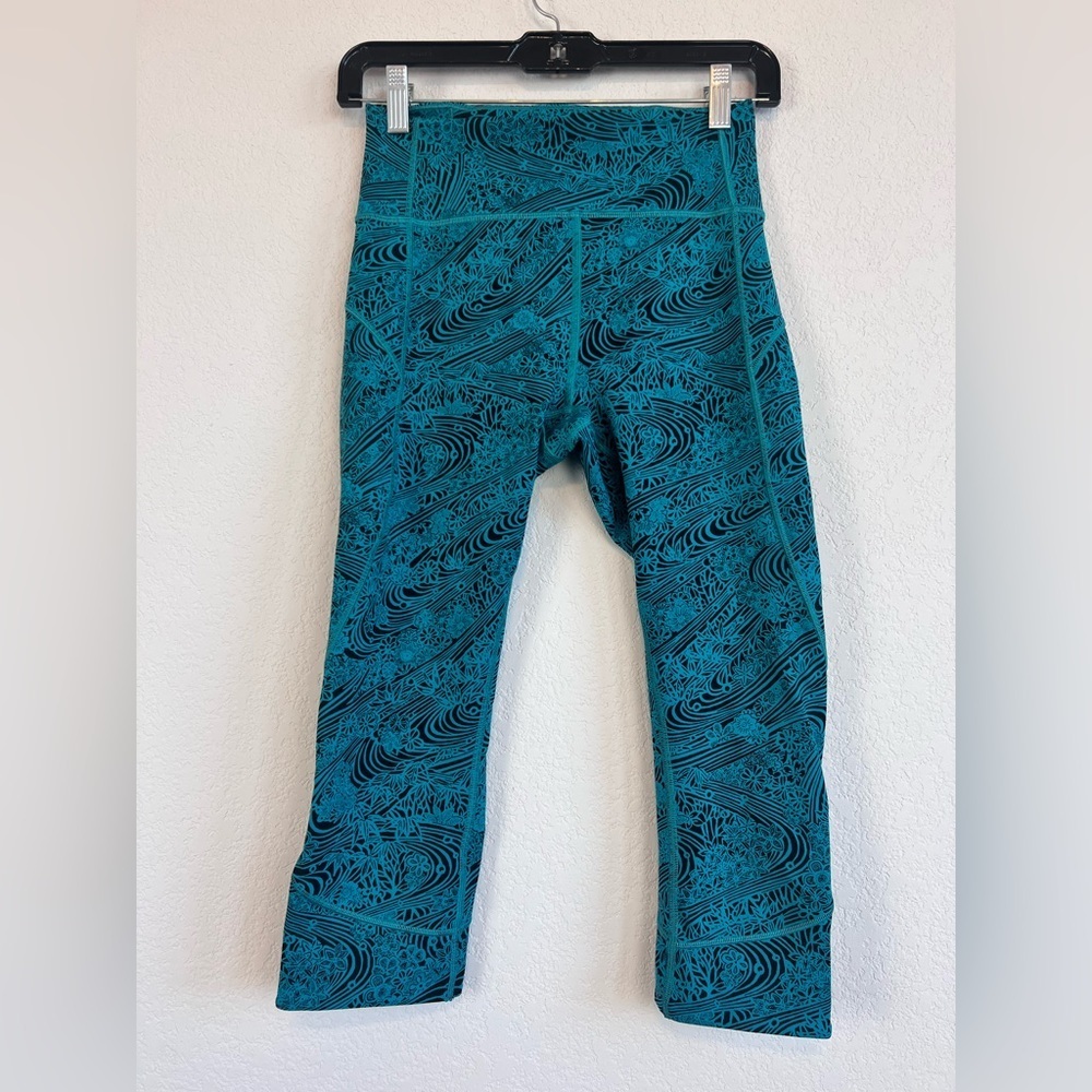 Lululemon In Movement Crop Leggings in Kitakami Spirit Green Black size 6